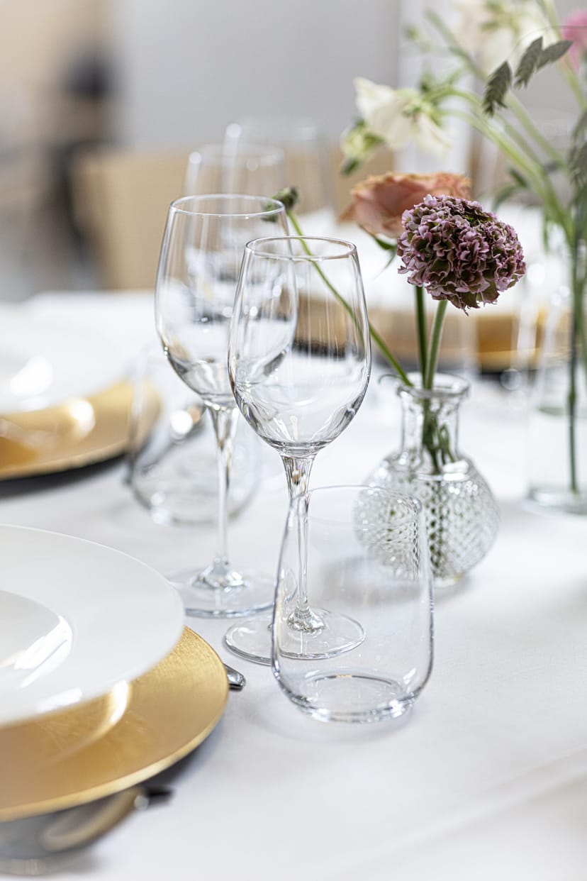 Elegant dining table with floral centerpiece in Stensalen, perfect for upscale events.