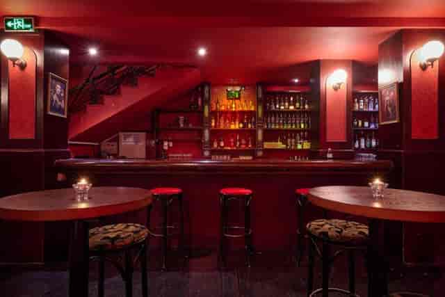 Cozy Pearl Room bar with warm lighting, ideal for networking events and gatherings.