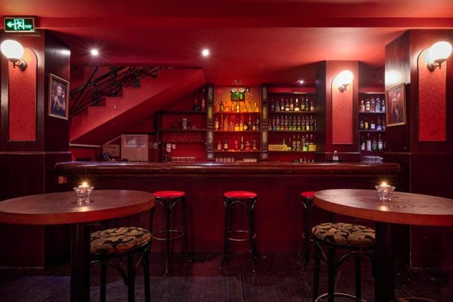 Cozy Pearl Room bar with warm lighting, ideal for networking events and gatherings.