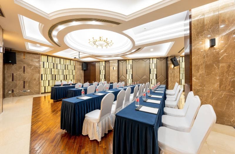The Pearl Room meeting space with dark blue linens, ideal for workshops and presentations.