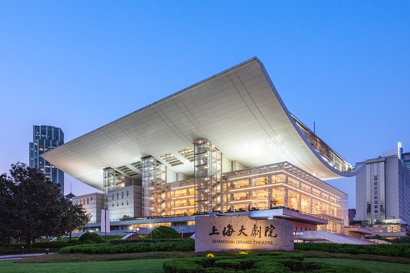 Shanghai Grand Theatre: modern architecture, ideal for cultural events and conferences.