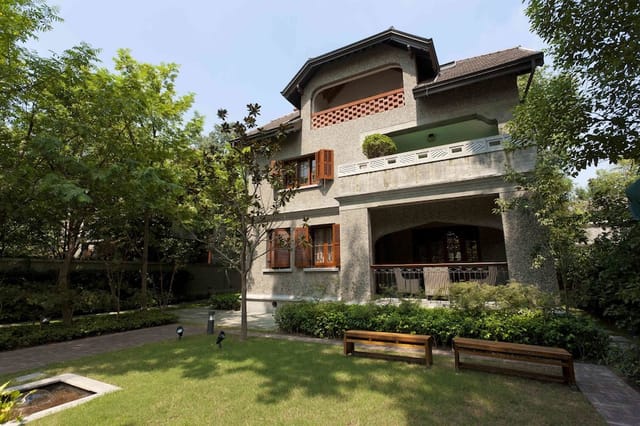 Outdoor garden at Sinan Mansions, lush greenery for intimate gatherings and corporate retreats.
