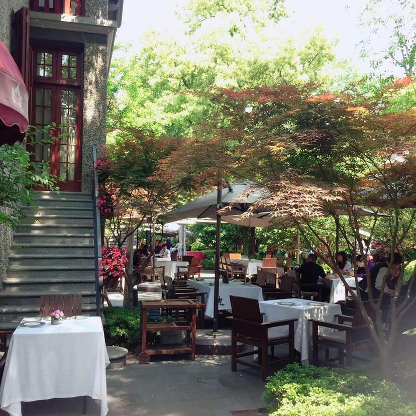 Charming outdoor garden dining space at Sinan Mansions, perfect for events and gatherings.