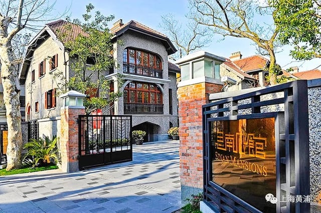 Outdoor Garden at Sinan Mansions, elegant venue for corporate retreats and private events.