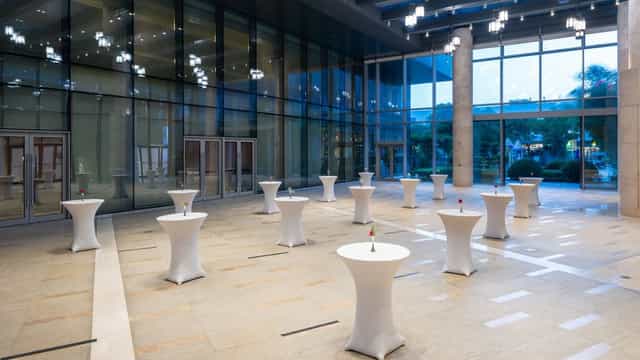 Modern Meeting Room 6 at Holiday Inn Shanghai, perfect for networking receptions.