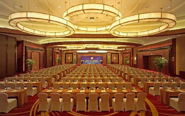 Grand Banquet Hall setup for corporate events in Shanghai with elegant lighting.
