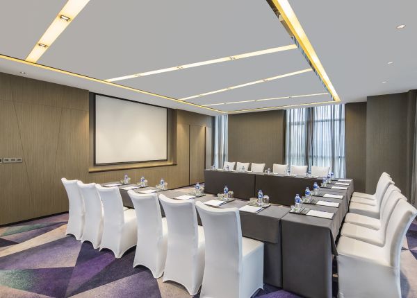 Modern meeting room in Shanghai Garden, Radisson Blu; ideal for conferences and presentations.