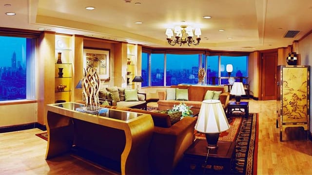 Elegant Lobby bar at DoubleTree by Hilton Shanghai, ideal for networking events with city views.