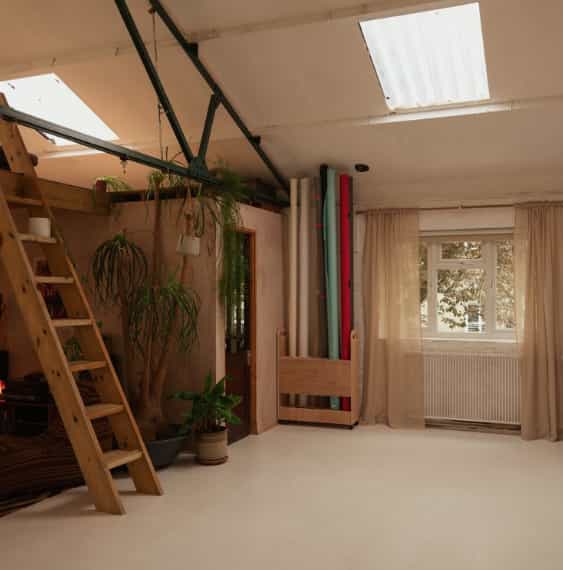 Versatile event space with rustic charm, ideal for meetings and workshops in Green Place Studios.