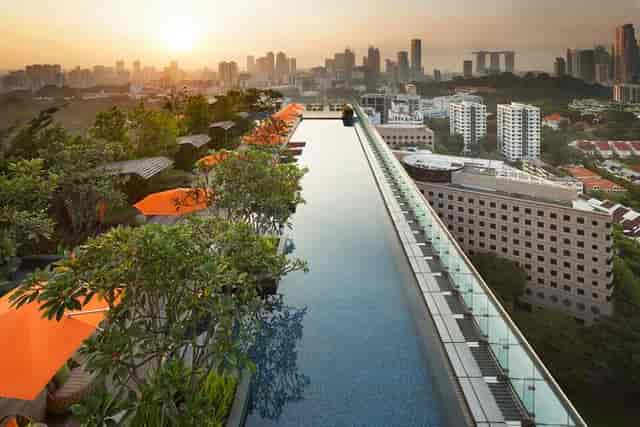 Rooftop infinity pool at Hotel Jen Orchardgateway, perfect for upscale events and receptions.