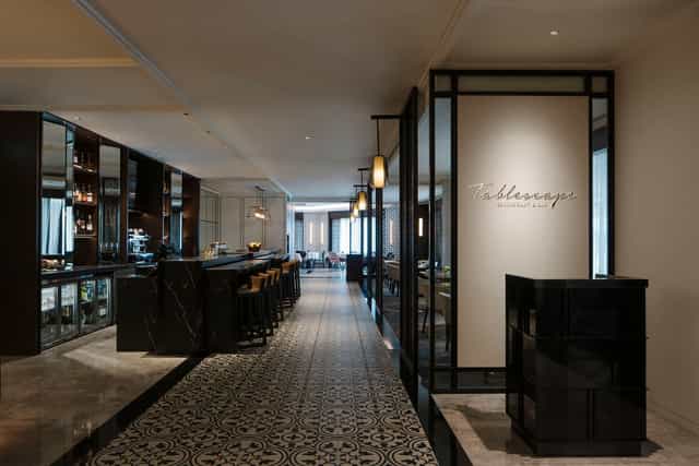 Sophisticated Tablescape Restaurant & Bar with modern decor for events in Grand Park City Hall.