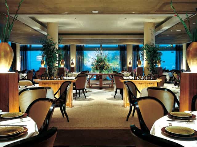 Lounge at The Ritz-Carlton, Millenia Singapore: elegant dining for upscale events and meetings.