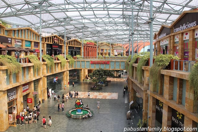 The Forum at Resorts World Sentosa: modern open-air venue for events and shopping.