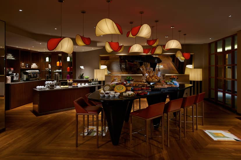 Cinnamon Room at Sofitel Singapore: modern meeting space with elegant lighting for events.