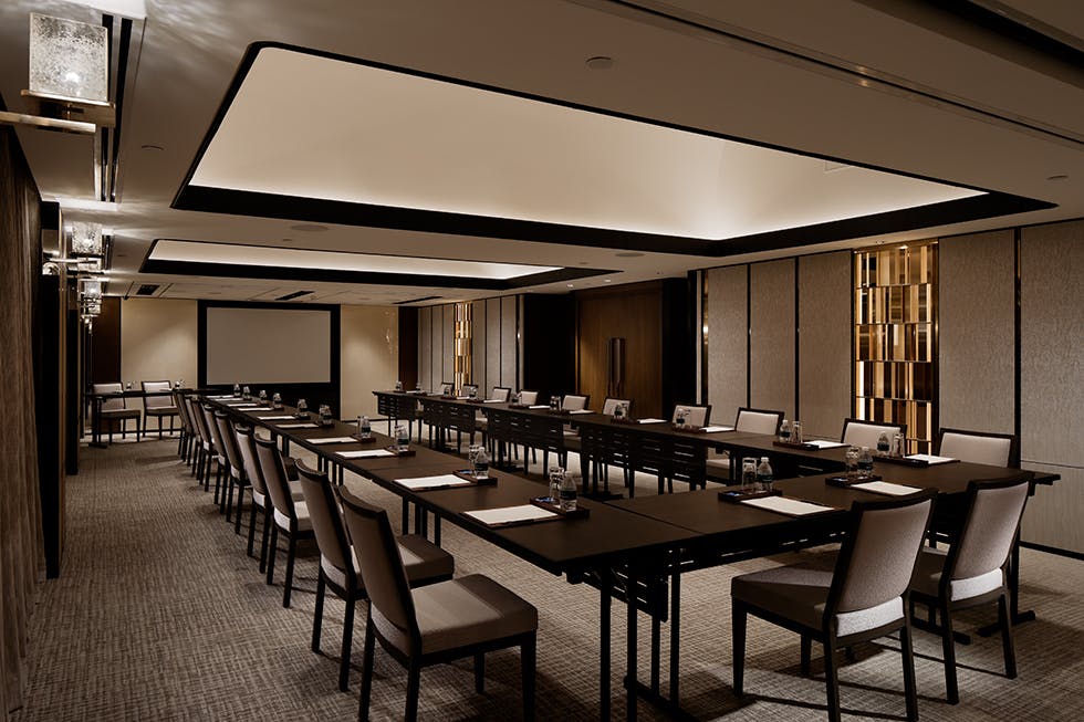 Modern U-shaped meeting room in Shangri-La Singapore for professional events and workshops.