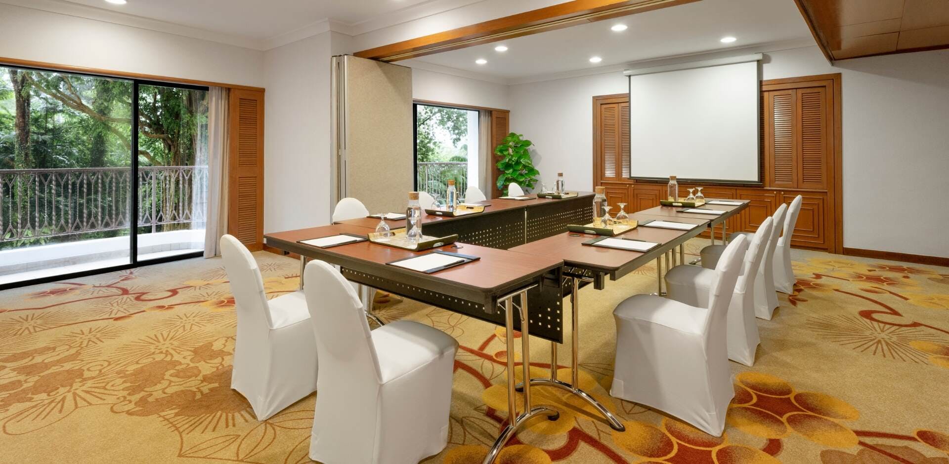 Meeting room in Shangri-La Singapore with natural light, perfect for corporate events.