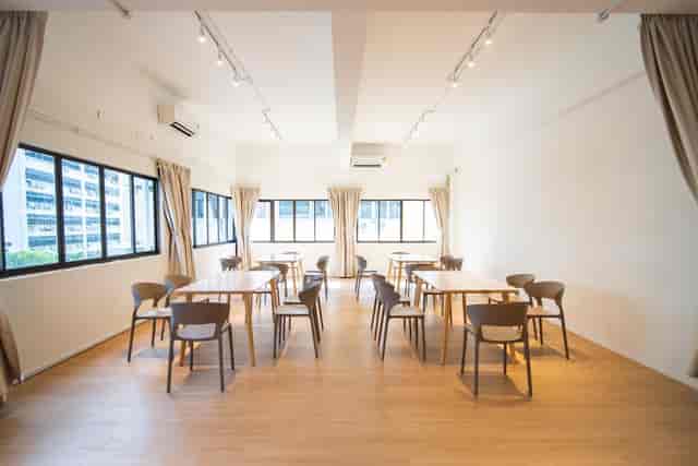 Versatile photography studio with natural light, perfect for workshops and meetings.