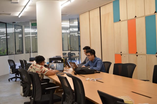 Modern meeting room with wooden table and ergonomic chairs for collaborative sessions.