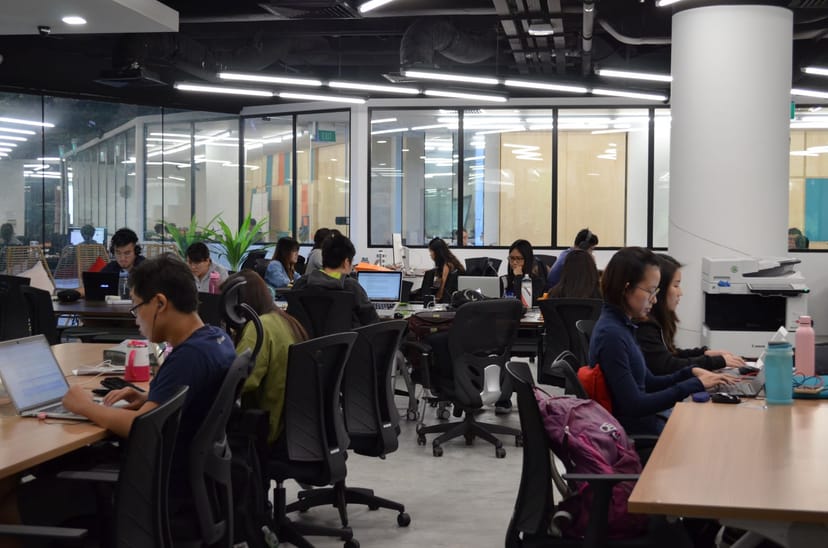Modern co-working meeting room with ergonomic seating for workshops and events.