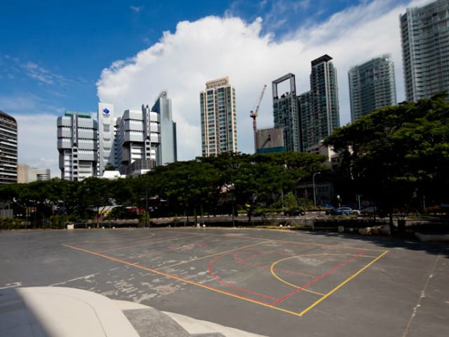 Versatile urban event space with basketball court for outdoor gatherings and team-building.