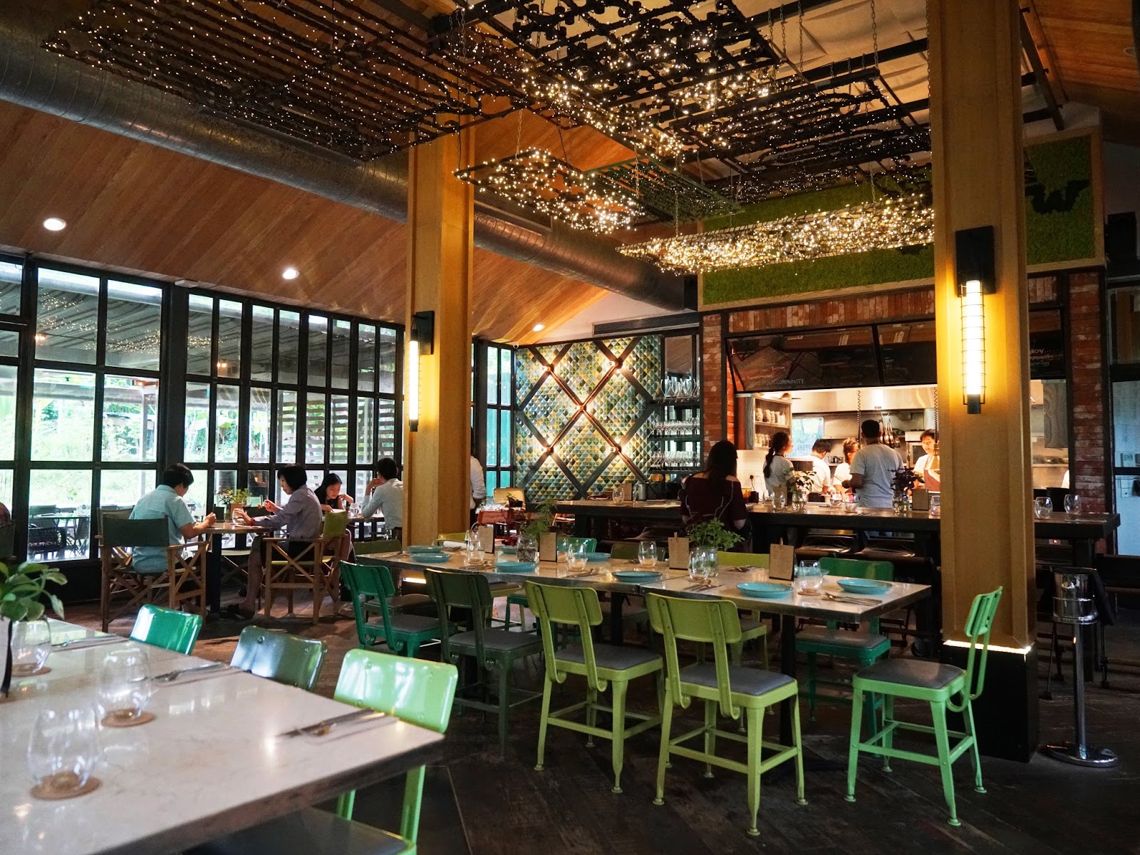 Vibrant brunch restaurant with stylish decor, ideal for networking events and casual meetings.