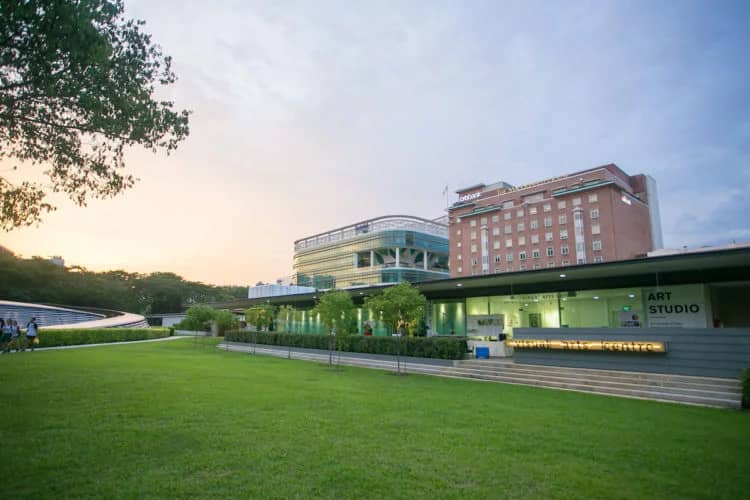 Modern exhibition gallery with lush lawn, ideal for creative events and meetings.