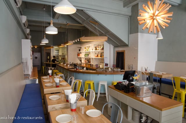 Modern dining area with stylish decor, ideal for networking events and casual meetings.