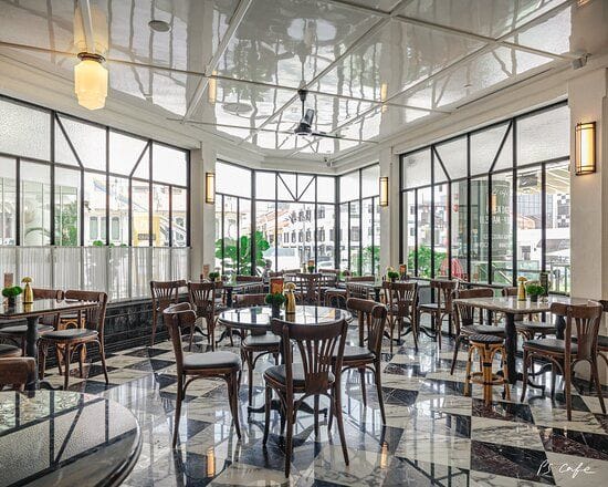 Stylish PS.Cafe event space with natural light, ideal for networking and gatherings.