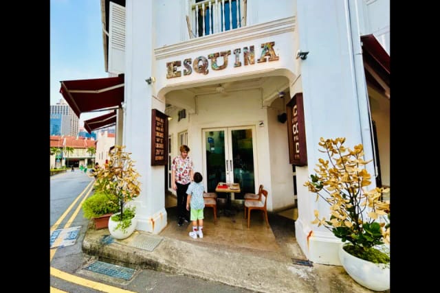 Charming Esquina restaurant with stylish decor, perfect for intimate gatherings and meetings.