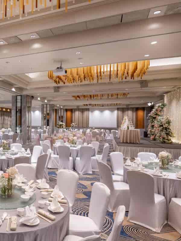 Orchard Grand Ballroom, Singapore: elegant wedding venue with floral centerpieces and fine dining.