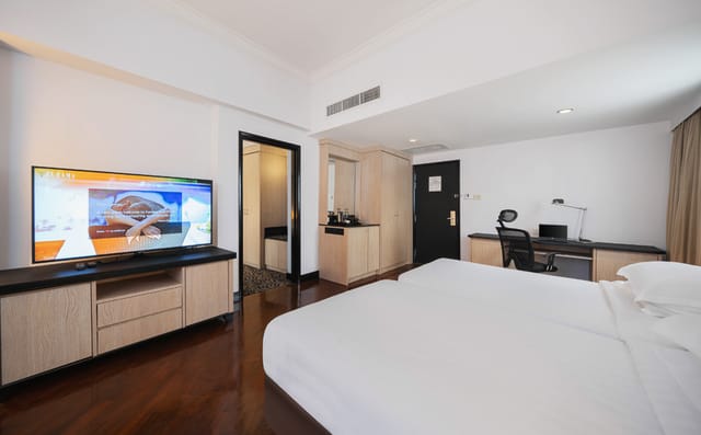 Jupiter Room at Furama RiverFront: spacious hotel room for events with modern amenities.