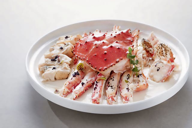 Elegant seafood platter with crab and shrimp for upscale events and catering.
