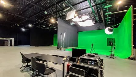 Versatile MergeXR Studio with green screen for hybrid meetings and virtual events.