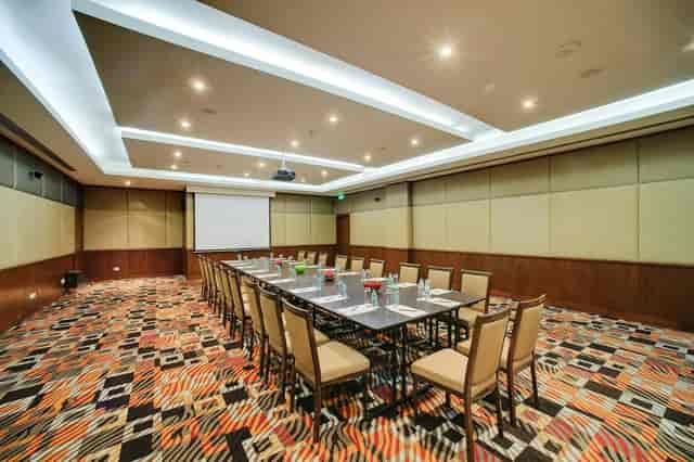 Meeting room with long table and chairs at DoubleTree by Hilton for corporate events.
