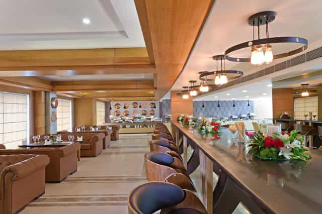 Modern event space at Udman Hotels with elegant bar, perfect for networking and receptions.