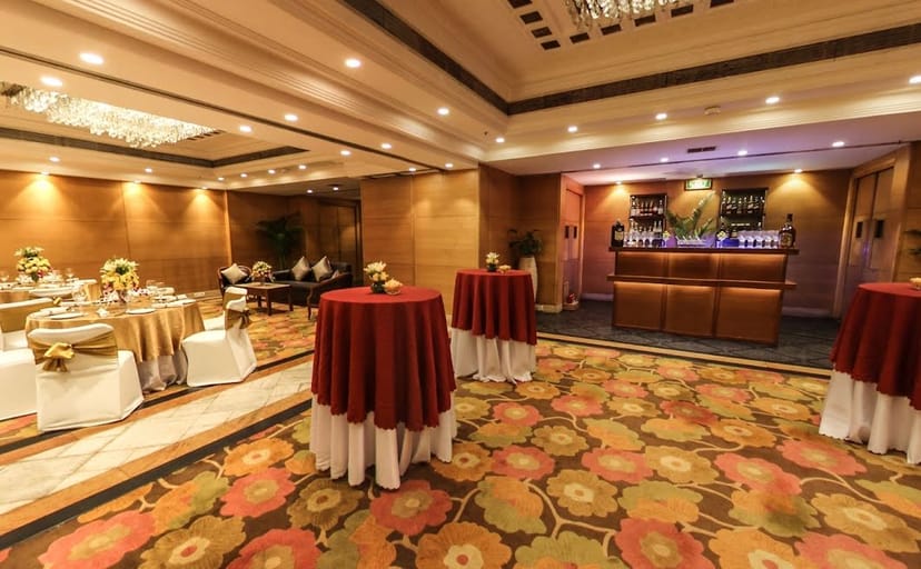 Elegant banquet hall with round tables, ideal for networking events and social gatherings.