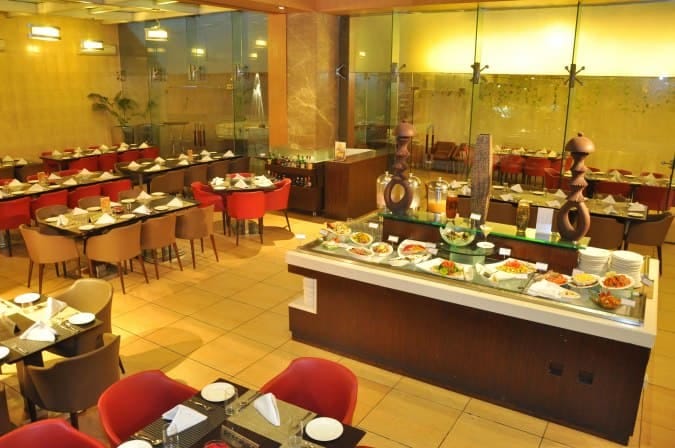 Restaurant dining space at Country Inn & Suites, ideal for networking events and gatherings.