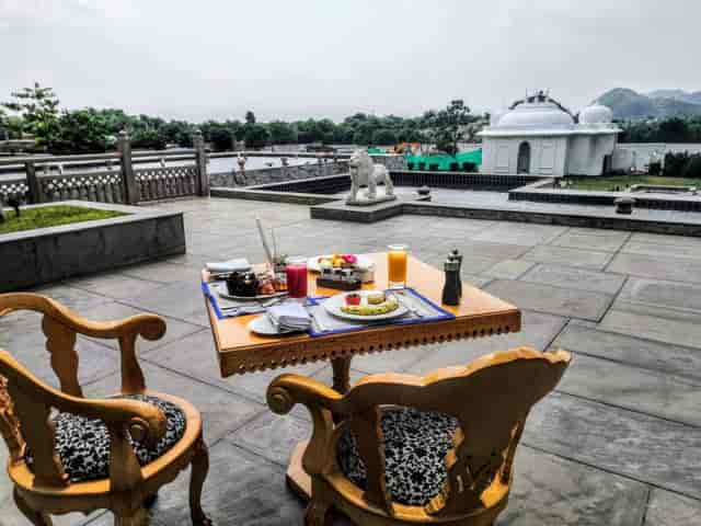 Outdoor dining area at Fairmont Jaipur, perfect for events and networking.