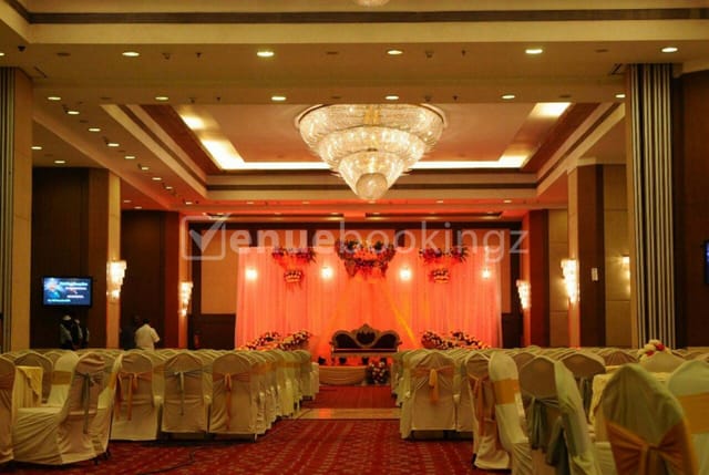 Elegant Imperial Hall with chandelier, ideal for weddings and formal events.