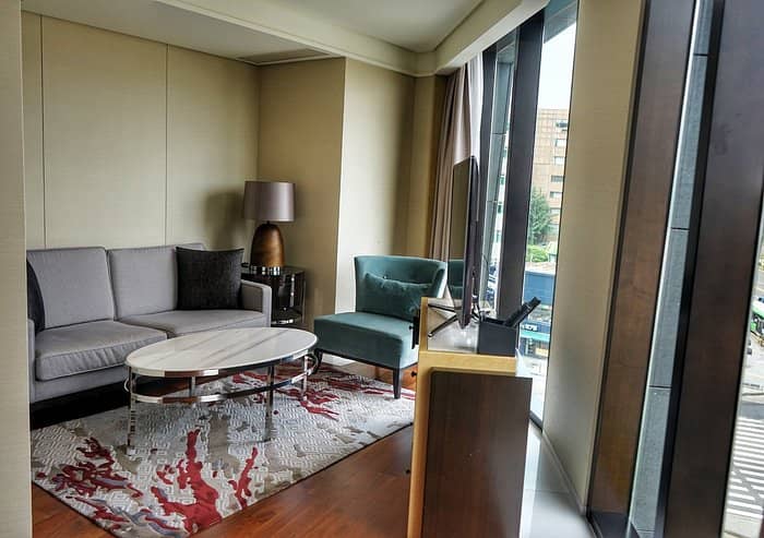 Stylish meeting space in JW Marriott Dongdaemun, ideal for gatherings and brainstorming.