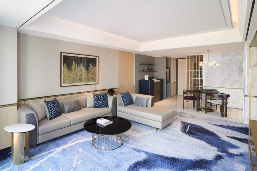 Modern meeting suite in PRISMHALL with stylish seating for team brainstorming sessions.