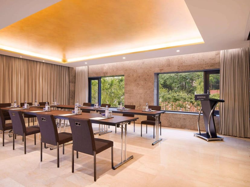 Meeting room in Mondrian Seoul Itaewon, featuring sleek tables for professional gatherings.