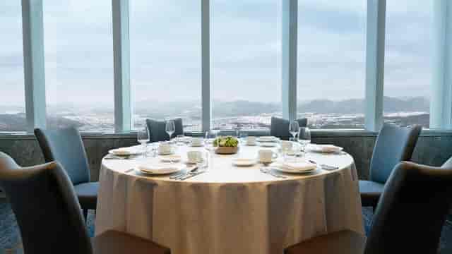 Elegant dining setup in SIGNIEL SEOUL with panoramic views for corporate events.