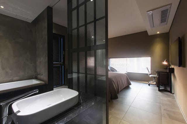 Modern conference room at SR Hotel Magok, ideal for business meetings and relaxation.