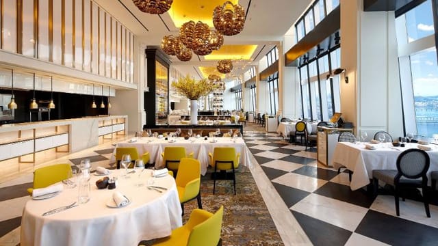 Elegant SIGNIEL Foyer in Seoul, perfect for upscale events with stunning views.