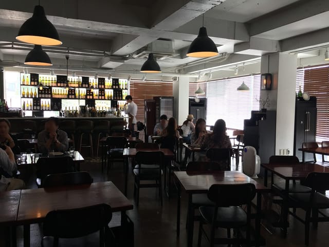 Modern restaurant in Toc Toc with natural light, ideal for meetings and gatherings.