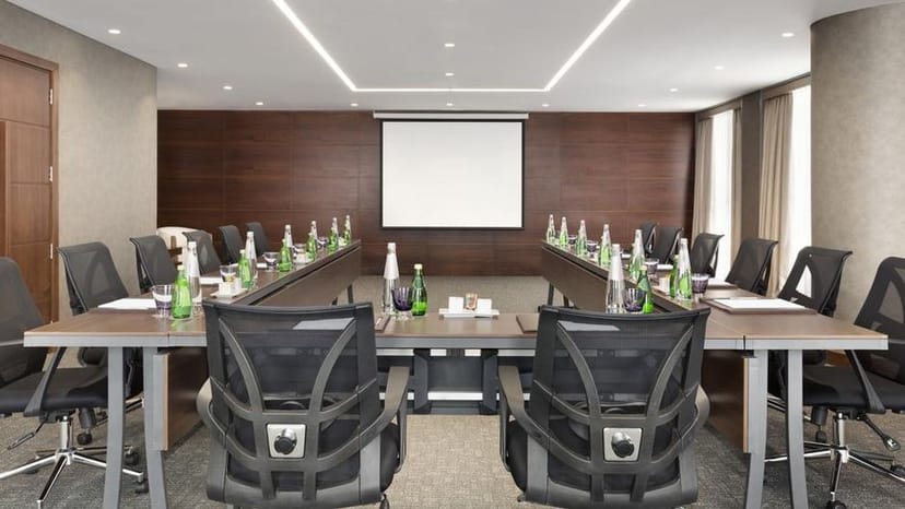 Modern meeting room with natural light, ideal for corporate events and workshops.