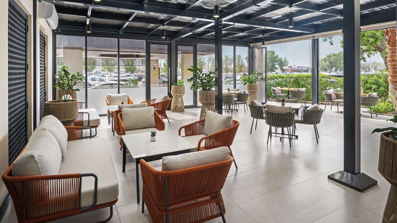 Modern event space at Radisson Blu, Deira Creek, ideal for networking and meetings.