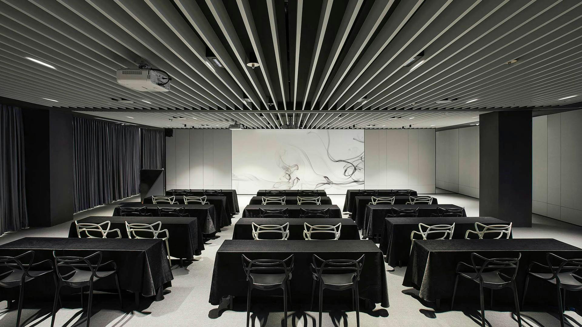 Modern meeting space with black tablecloths for workshops and corporate events.
