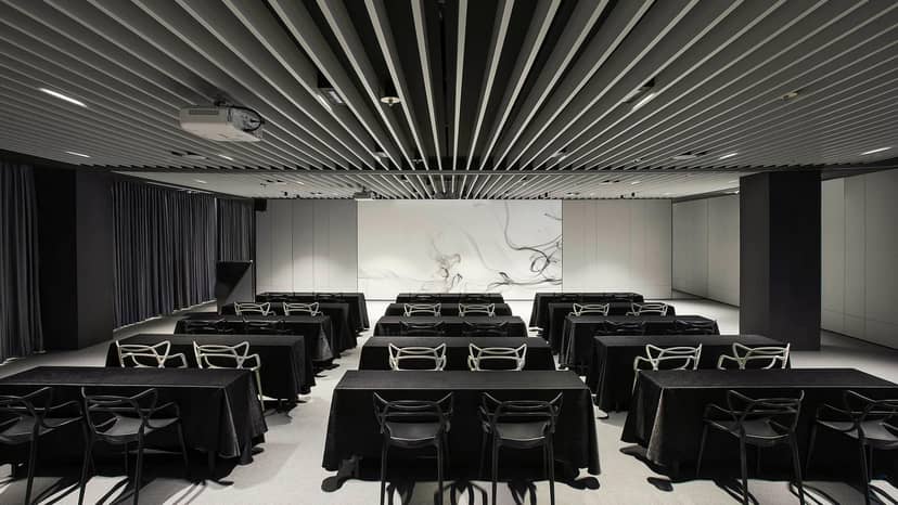 Modern meeting space with black tablecloths for workshops and corporate events.